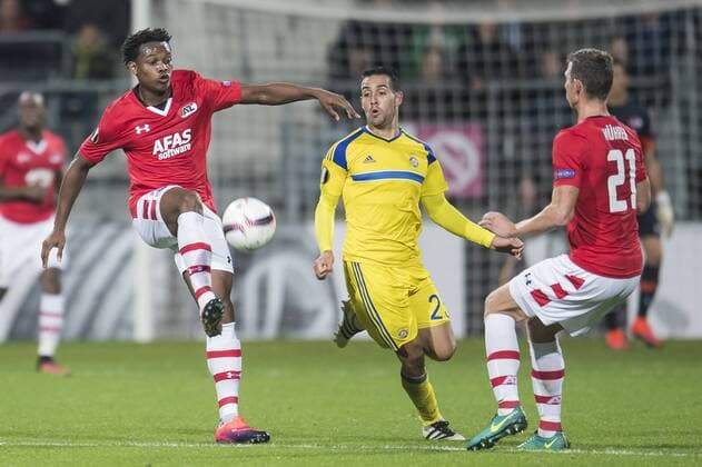 (L-R) Levi Garcia of AZ Alkmaar, Eyal Golasa of Maccabi Tel Aviv FC, Robert Muhren of AZ Alkmaarduring the UEFA Europa League group D match between AZ Alkmaar and Maccabi Tel Aviv on October 20, 2016 at the AFAS stadium in Alkmaar, The Netherlands. AZ v Maccabi Tel Aviv UEFA Europa League 2016 2017 xVIxGerritxvanxKeulenxIVx 6432452