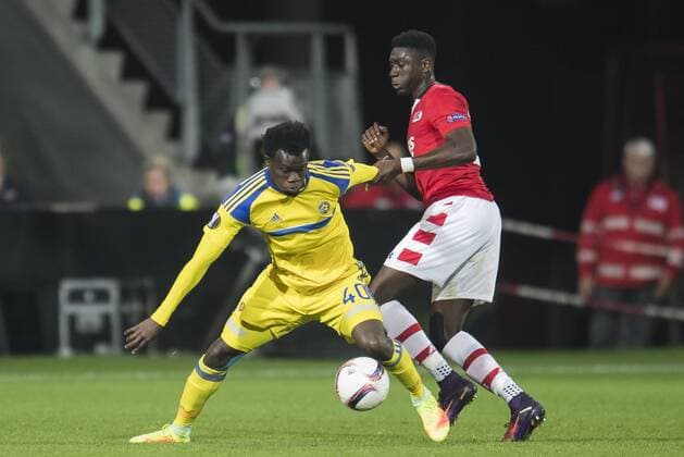 (L-R) Nosa Igiebor of Maccabi Tel Aviv FC, Derrick Luckassen of AZ Alkmaarduring the UEFA Europa League group D match between AZ Alkmaar and Maccabi Tel Aviv on October 20, 2016 at the AFAS stadium in Alkmaar, The Netherlands. AZ v Maccabi Tel Aviv UEFA Europa League 2016 2017 xVIxGerritxvanxKeulenxIVx 6432468