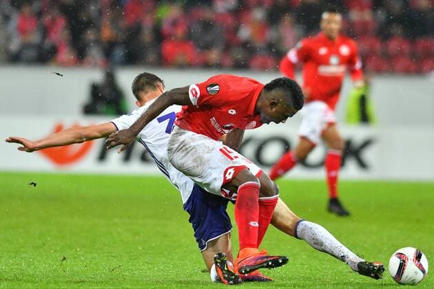 GER, UEFA EL, Mainz 05 (GER) vsÊÊRSC Anderlecht (BEL) 20.10.2016, Opel-Arena, Mainz, GER, UEFA EL, Mainz 05 (GER) vsÊÊRSC Anderlecht (BEL), im Bild Jhon Cordoba ( 15, FSV Mainz) im Zweikampf mit Olivier Deschacht (RSC Anderlecht 3) Foto © nordphoto Fabisch nordphotox xFabisch