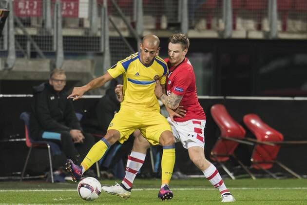 (L-R) Tal Ben Chaim of Maccabi Tel Aviv FC, Mattias Johansson of AZ Alkmaarduring the UEFA Europa League group D match between AZ Alkmaar and Maccabi Tel Aviv on October 20, 2016 at the AFAS stadium in Alkmaar, The Netherlands. AZ v Maccabi Tel Aviv UEFA Europa League 2016 2017 xVIxGerritxvanxKeulenxIVx 6432530