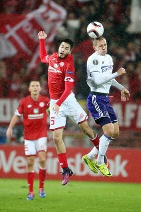 Fußball Europa-League FSV Mainz 05- RSC Anderlecht am 20.10.2016 in der Opel-Arena in Mainz. Der Mainter Suat Serdar (r) und Lukasz Teodorczyk (Anderlecht) kämpfen um den Ball. FSV Mainz 05- RSC Anderlecht