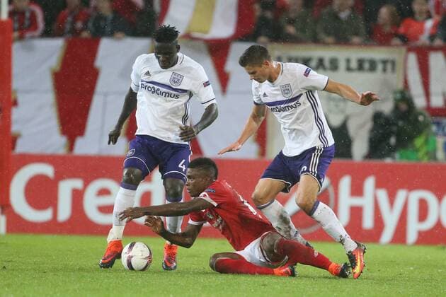 Fußball Europa-League FSV Mainz 05- RSC Anderlecht am 20.10.2016 in der Opel-Arena in Mainz. Dr Aminzer Jhon Cordoba (M) und Anderlechts Serigne Mbodji (l) und Leander Dendoncker (r) kämpfen um den Ball. FSV Mainz 05- RSC Anderlecht