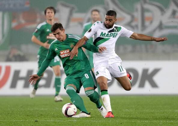 SOCCER - EL, Rapid vs Sassuolo VIENNA,AUSTRIA,20.OCT.16 - SOCCER - UEFA Europa League, group stage, SK Rapid Wien vs US Sassuolo Calcio. Image shows Matej Jelic (Rapid) and Gregoire Defrei (Sassuolo). Keywords: Wien Energie. GEPAxpictures xWalterxLuger