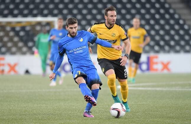 20.10.2016 Bern,Schweiz Fussball Herren Europa League Saison 2016 2017 BSC Young Boys - Apoel Nikosia Bild zeigt George Efrem (Apoel FC) gegen Scott Sutter (YB) re. Zweikampf Aktion 