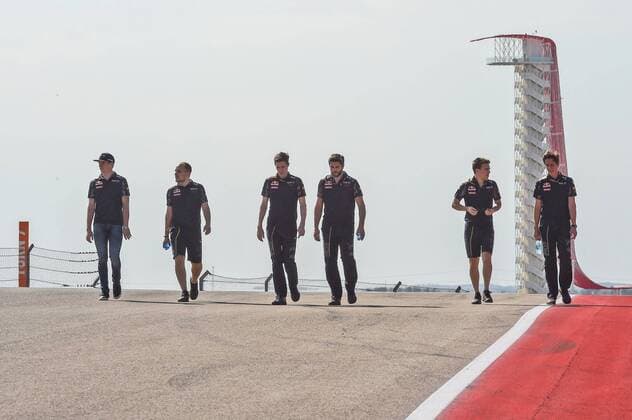 Max Verstappen (Red Bull Racing) bei der Streckenbesichtigung mit Teammitgliedern, Grosser Preis der USA 2016, Motorsport, Formel 1, 20.10.2016, Austin Copyright: xAndre Eibner-Pressefotox EP_JAE