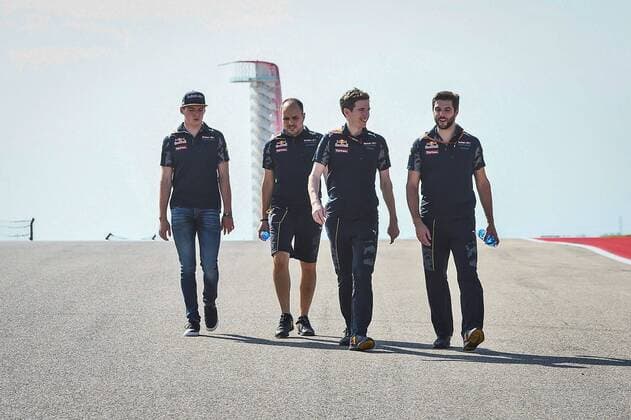 Max Verstappen (Red Bull Racing) bei der Streckenbesichtigung mit Teammitgliedern, Grosser Preis der USA 2016, Motorsport, Formel 1, 20.10.2016, Austin Copyright: xAndre Eibner-Pressefotox EP_JAE