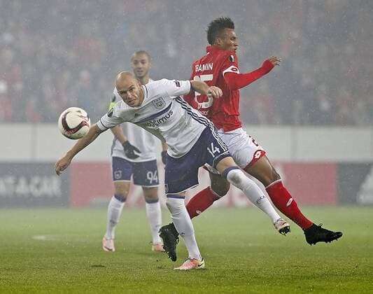 Jean-Philippe Gbamin (r) von Mainz im Zweikampf mit Bram Nuytinck von Anderlecht. Fussball, Herren, Europa League, Saison 2016 2017, 1. FSV Mainz 05 - RSC Anderlecht, Gruppenphase 3. Spieltag am 20.10.2016 in der Opel Arena in Mainz. 1. FSV Mainz 05 - RSC Anderlecht