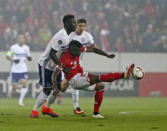 Jhon Cordoba (r) von Mainz im Zweikampf mit Serigne Mbodji von Anderlecht. Fussball, Herren, Europa League, Saison 2016 2017, 1. FSV Mainz 05 - RSC Anderlecht, Gruppenphase 3. Spieltag am 20.10.2016 in der Opel Arena in Mainz. 1. FSV Mainz 05 - RSC Anderlecht