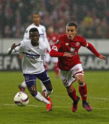 Pablo De Blasis (r) von Mainz im Zweikampf mit Emmanuel Adjey Sowah von Anderlecht. Fussball, Herren, Europa League, Saison 2016 2017, 1. FSV Mainz 05 - RSC Anderlecht, Gruppenphase 3. Spieltag am 20.10.2016 in der Opel Arena in Mainz. 1. FSV Mainz 05 - RSC Anderlecht