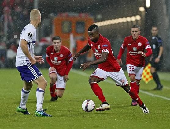 jhon Cordoba (r) von Mainz im Zweikampf mit Oliver Deschacht von Anderlecht. Fussball, Herren, Europa League, Saison 2016 2017, 1. FSV Mainz 05 - RSC Anderlecht, Gruppenphase 3. Spieltag am 20.10.2016 in der Opel Arena in Mainz. 1. FSV Mainz 05 - RSC Anderlecht