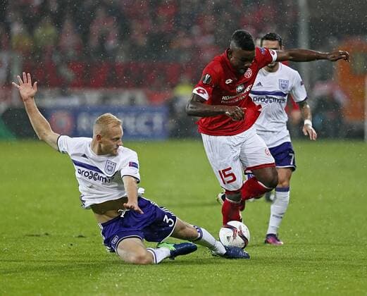 jhon Cordoba (r) von Mainz im Zweikampf mit Oliver Deschacht von Anderlecht. Fussball, Herren, Europa League, Saison 2016 2017, 1. FSV Mainz 05 - RSC Anderlecht, Gruppenphase 3. Spieltag am 20.10.2016 in der Opel Arena in Mainz. 1. FSV Mainz 05 - RSC Anderlecht