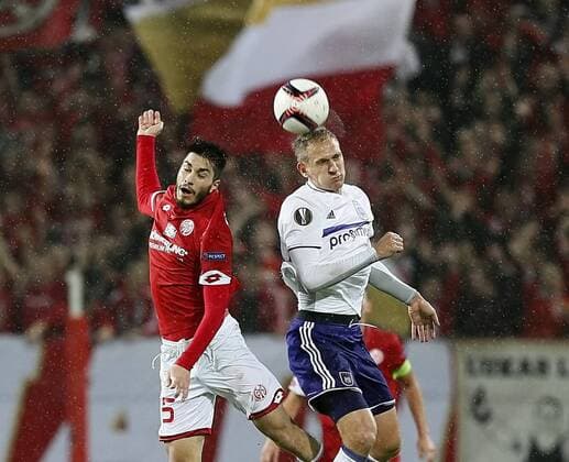 Suat Serdar (l) von Mainz im Zweikampf mit Lukasz Teodorczyk von Anderlecht. Fussball, Herren, Europa League, Saison 2016 2017, 1. FSV Mainz 05 - RSC Anderlecht, Gruppenphase 3. Spieltag am 20.10.2016 in der Opel Arena in Mainz. 1. FSV Mainz 05 - RSC Anderlecht