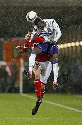 Gaetan Bussmann (l) von Mainz im Zweikampf mit Emmanuel Adjey Sowah von Anderlecht. Fussball, Herren, Europa League, Saison 2016 2017, 1. FSV Mainz 05 - RSC Anderlecht, Gruppenphase 3. Spieltag am 20.10.2016 in der Opel Arena in Mainz. 1. FSV Mainz 05 - RSC Anderlecht