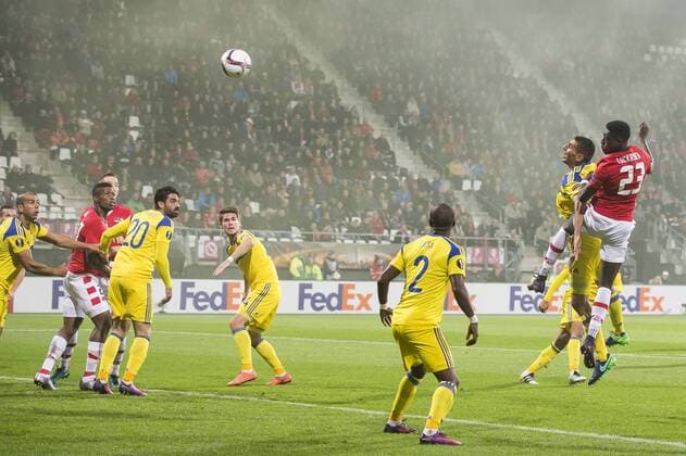 Derrick Luckassen of AZ Alkmaar hits the crossbarduring the UEFA Europa League group D match between AZ Alkmaar and Maccabi Tel Aviv on October 20, 2016 at the AFAS stadium in Alkmaar, The Netherlands. AZ v Maccabi Tel Aviv UEFA Europa League 2016 2017 xVIxGerritxvanxKeulenxIVx 6433789