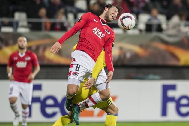 (L-R) Joris van Overeem of AZ Alkmaar, Omri Ben Harush of Maccabi Tel Aviv FCduring the UEFA Europa League group D match between AZ Alkmaar and Maccabi Tel Aviv on October 20, 2016 at the AFAS stadium in Alkmaar, The Netherlands. AZ v Maccabi Tel Aviv UEFA Europa League 2016 2017 xVIxGerritxvanxKeulenxIVx 6433795