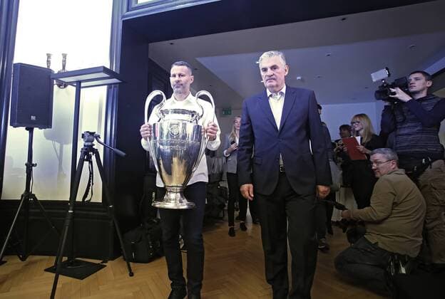 Ryan Giggs, Ambassador of Unicredit group presented the most prestigious European club trophy 21.10.2016., Croatia, Zagreb - The City Savings Bank of Zagrebacka banka, as part of the UEFA Champions League Trophy Tour, held a press conference PK Pressekonferenz at which Ryan Giggs, Ambassador of Unicredit group presented the most prestigious European club trophy, the one intended for the winner of the Champions League. Miljenko Zivaljic CEO of Zagrebacka Bank.  SanjinxStrukic PIXSELL