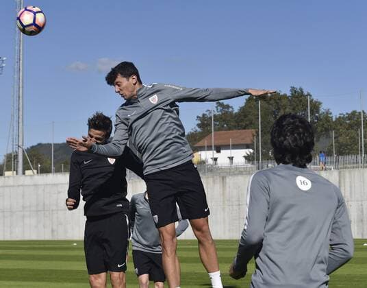 Athletic Bilbao s players Gurpegi (L) and Vesga (c) take part in a training session at the Lezama facilities in Bilbao, northern Spain, 21 October 2016. EFE Miguel Tona Training session of Athletic Bilbao !ACHTUNG: NUR REDAKTIONELLE NUTZUNG!  GRA302 20161021-636126623735137475