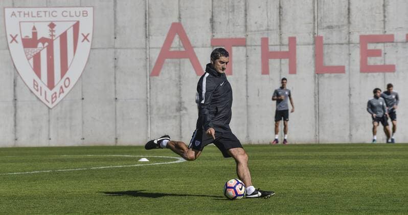 Head coach of Athletic Bilbao, Ernesto Valverde, performs with the ball during a training session of the team at the Lezama facilities in Bilbao, northern Spain, 21 October 2016. EFE Miguel Tona Training session of Athletic Bilbao !ACHTUNG: NUR REDAKTIONELLE NUTZUNG!  GRA302 20161021-636126624387677109