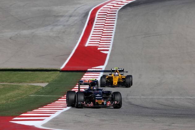 United States Grand Prix, Austin 20 - 23 October 2016 21.10.2016 - Free Practice 2, Carlos Sainz Jr (ESP) Scuderia Toro Rosso STR11 and Jolyon Palmer (GBR) Renault F1 Team RS16 