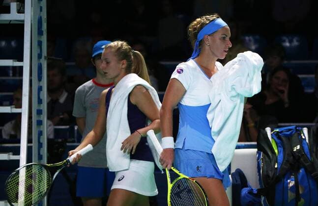 MOSCOW, RUSSIA - OCTOBER 22, 2016: Australia s Daria Gavrilova and Russia s Svetlana Kuznetsova (L-R front) in their 2016 VTB Kremlin Cup International Tennis Tournament women s final match at the Olympic Stadium. Kuznetsova won the game 6:2, 6:1. Stanislav Krasilnikov TASS  TS035387