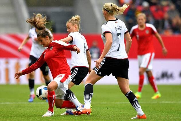 WOMEN SOCCER - GER vs AUT, friendly match REGENSBURG,GERMANY,22.OCT.16 - WOMEN SOCCER - OEFB international match Länderspiel Germany vs Austria, test match. Image shows Laura Feiersinger (AUT), Leonie Maier and Pauline Bremer (GER). GEPAxpictures xFlorianxErtl