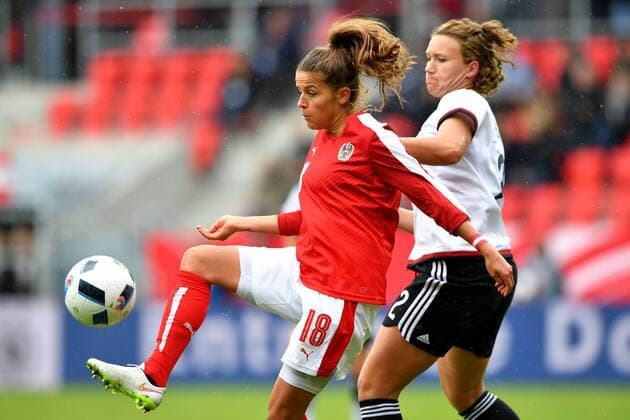 WOMEN SOCCER - GER vs AUT, friendly match REGENSBURG,GERMANY,22.OCT.16 - WOMEN SOCCER - OEFB international match Länderspiel Germany vs Austria, test match. Image shows Laura Feiersinger (AUT) and Josephine Henning (GER). GEPAxpictures xFlorianxErtl
