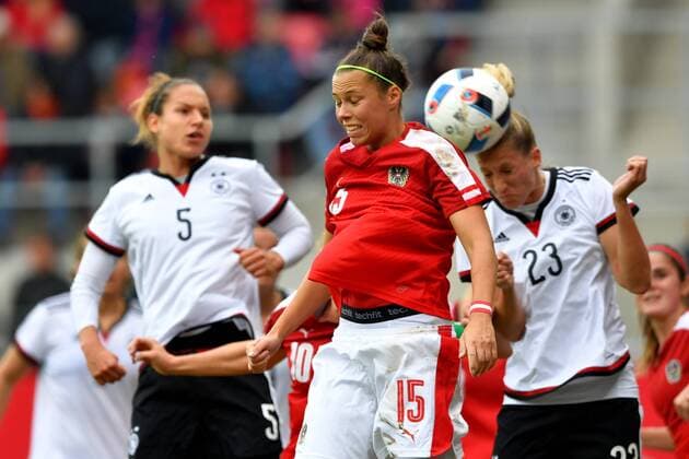 WOMEN SOCCER - GER vs AUT, friendly match REGENSBURG,GERMANY,22.OCT.16 - WOMEN SOCCER - OEFB international match Länderspiel Germany vs Austria, test match. Image shows Babett Peter (GER), Nicole Billa (AUT) and Verena Faisst (GER). GEPAxpictures xFlorianxErtl