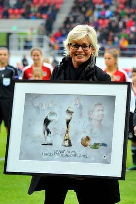 Bilder des Tages - SPORT Silvia Neid. Deutschland, Regensburg: Fussball, Laenderspiel der Frauen: Deutschland vs Oesterreich am 22.10.2016, Continental-Arena.