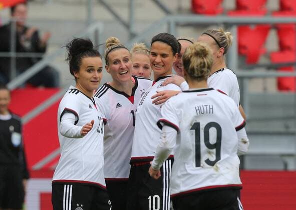 Frauen DFB; Länderspiel, , 22.10.2016, deutsche Nationalmannschaft, Deutschland - Österreich v.l. Aktion, Aktion, Freude, jubeln, Jubel nach Tor zum 1-0, Lina Magull, Torschuetze , Anja Mittag, DFB - Frauen, Dzsenifer Marozsan, Svenja Huth,