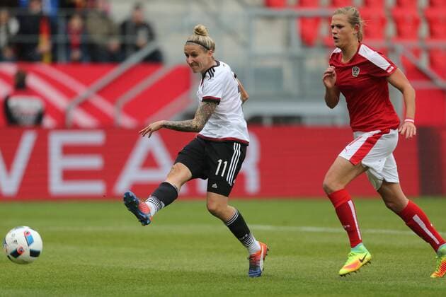 Frauen DFB; Länderspiel, , 22.10.2016, deutsche Nationalmannschaft, Deutschland - Österreich v.l. Aktion, Tor zum 1-0, Torschuetze , Anja Mittag, DFB - Frauen, Corinna Wenninger, Österreich,