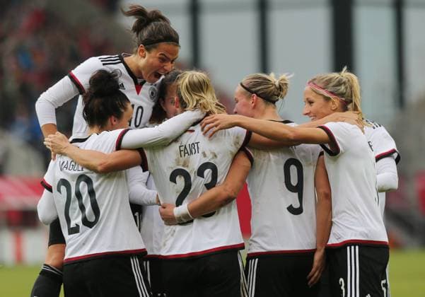 Themen der Woche - Sport Bilder des Tages - SPORT Frauen DFB; Länderspiel, , 22.10.2016, deutsche Nationalmannschaft, Deutschland - Österreich v.l. Aktion, Aktion, Freude, jubeln, Jubel nach Tor zum 3-2, li. oben Dzsenifer Marozsan Torschuetze , Verena Fai§t, DFB - Frauen, re. Alexandra Popp
