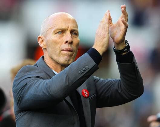 FuÃŸball, Trainerhistorie Swansea City von 1947 bis heute 22.10.2016. Liberty Stadium, Swansea, Wales. Premier League Football. Swansea versus Watford. Swansea City s new Manager Bob Bradley applauds the Swansea fans before kick off xPaulxJenkinsx  ActionPlus11803032