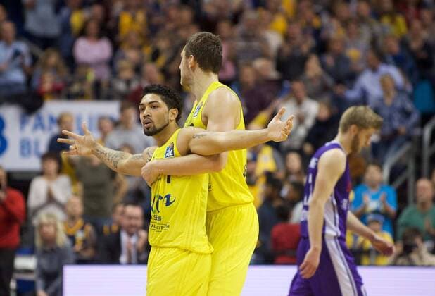 Basketball Berlin 22.10.2016 easyCredit-BBL 1. Bundesliga Saison 2015 2016 Alba Berlin - BG Göttingen Peyton Siva (Alba Berlin, No.07) Jubel Elmedin Kikanovic (Alba Berlin, No.09)