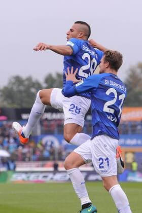 Fußball 1. Bundesliga 8. Spieltag SV Darmstadt 98 - VfL Wolfsburg am 22.10.2016 im Jonathan-Heimes-Stadion am Böllenfalltor in Darmstadt Torjubel zum 1:0 durch Änis Ben-Hatira ( Darmstadt ) xJKx
