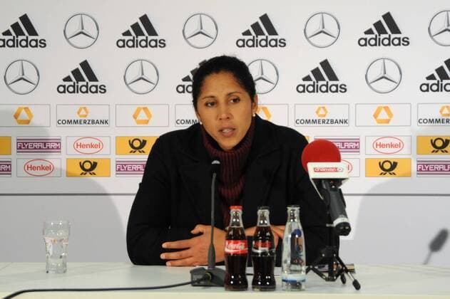 Fussball Laenderspiel Frauen Nationalmannschaft Deutschland - Oesterreich 4:2 (Halbzeit 2:0) in Regensburg, Continental-Arena. Foto: Die Bundestrainerin Steffi Jones bei der Pressekonferenz.