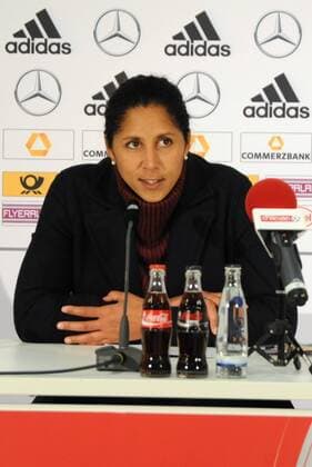 Fussball Laenderspiel Frauen Nationalmannschaft Deutschland - Oesterreich 4:2 (Halbzeit 2:0) in Regensburg, Continental-Arena. Foto: Die Bundestrainerin Steffi Jones bei der Pressekonferenz.
