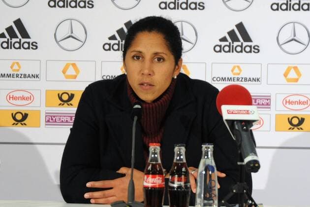 Fussball Laenderspiel Frauen Nationalmannschaft Deutschland - Oesterreich 4:2 (Halbzeit 2:0) in Regensburg, Continental-Arena. Foto: Die Bundestrainerin Steffi Jones bei der Pressekonferenz.