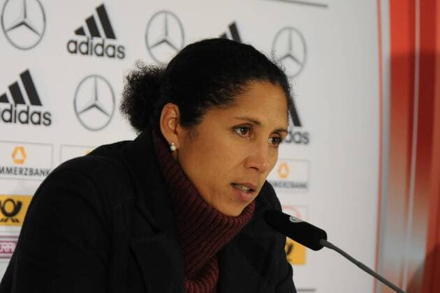 Fussball Laenderspiel Frauen Nationalmannschaft Deutschland - Oesterreich 4:2 (Halbzeit 2:0) in Regensburg, Continental-Arena. Foto: Die Bundestrainerin Steffi Jones bei der Pressekonferenz.