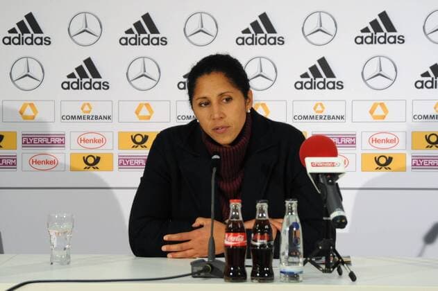 Fussball Laenderspiel Frauen Nationalmannschaft Deutschland - Oesterreich 4:2 (Halbzeit 2:0) in Regensburg, Continental-Arena. Foto: Die Bundestrainerin Steffi Jones bei der Pressekonferenz.