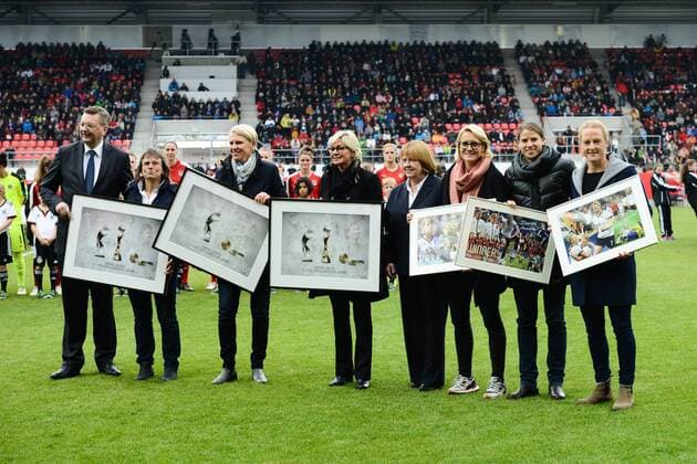 DFB-Praesident Reinhard Grindel, Ulrike Ballweg, Doris Fitschen, Silvia Neid, Hannelore Ratzenburg, Saskia Bartusiak, Annike Krahn und Melanie Behringer bei ihrer Verabschiedung Regensburg, Deutschland, 22.10.2016 - Fussball, Nationalmannschaft, Deutschland - Oesterreich, Fussball, Nationalmannschaft, Deutschland - Oesterreich, xKLx