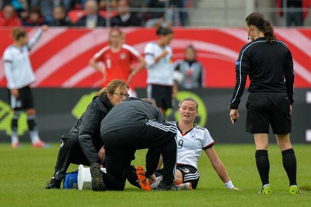 Alexandra Popp (Deutschland) bleibt verletzt am Boden liegen und wird behandelt Regensburg, Deutschland, 22.10.2016 - Fussball, Nationalmannschaft, Deutschland - Oesterreich, Fussball, Nationalmannschaft, Deutschland - Oesterreich, xKLx