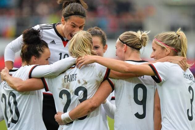 Torjubel von Verena Faisst (Deutschland) mit Lina Magull (Deutschland) und Alexandra Popp (Deutschland), Karthrin Hendrich (Deutschland), Dzenifer Marozsan (Deutschland) Regensburg, Deutschland, 22.10.2016 - Fussball, Nationalmannschaft, Deutschland - Oesterreich, Fussball, Nationalmannschaft, Deutschland - Oesterreich, xKLx