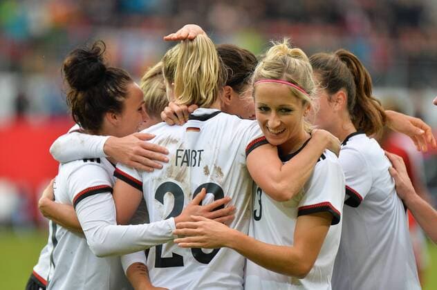 Torjubel von Verena Faisst (Deutschland) mit Lina Magull (Deutschland) und Alexandra Popp (Deutschland), Karthrin Hendrich (Deutschland), Dzenifer Marozsan (Deutschland), Lena Petermann (Deutschland), Babett Peter (Deutschland) Regensburg, Deutschland, 22.10.2016 - Fussball, Nationalmannschaft, Deutschland - Oesterreich, Fussball, Nationalmannschaft, Deutschland - Oesterreich, xKLx