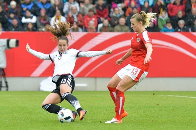 Schuss von Sara Daebritz (Deutschland) Regensburg, Deutschland, 22.10.2016 - Fussball, Nationalmannschaft, Deutschland - Oesterreich, Fussball, Nationalmannschaft, Deutschland - Oesterreich, xKLx