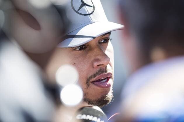 Bilder des Tages - SPORT October 22, 2016: Lewis Hamilton 44 with Mercedes AMG Petronas Formula One Team speaking with media after the third practice session at the Formula One United States Grand Prix, Circuit of the Americas. Austin, TX. CSM Formula One 2016: United States Grand Prix OCT 22 - ZUMAc04_ 20161022_zaf_c04_094