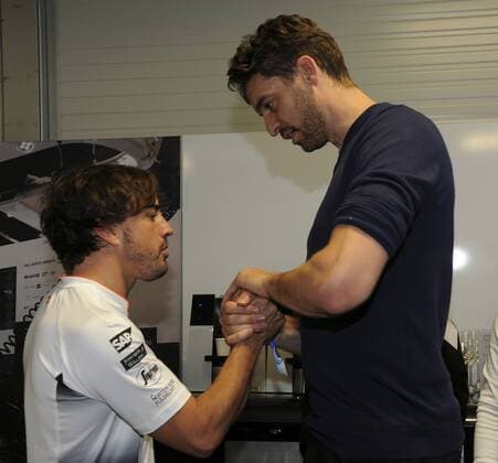 Qualifying training session F1 GP at Austin, USA. In this picture, Pau Gasol and Fernando Alonso. xRUBIOx  RV RACING PRESS