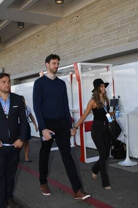 Qualifying training session F1 GP at Austin, USA. In this picture, Pau Gasol with his gilrfriend. xRUBIOx  RV RACING PRESS