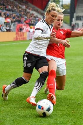 v.li.: Svenja Huth 19 (Deutschland), Virginia Kirchberger 13 (Österreich) im Zweikampf, Fussball, Länderspiel Frauen, Deutschland - ÖsterreichFussball, Länderspiel Frauen, Deutschland - Österreich, Fussball, Länderspiel Frauen, Deutschland - Österreich, xmhx