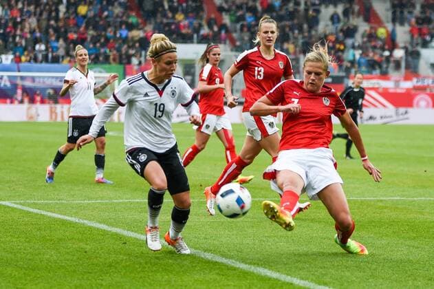 Svenja Huth 19 (Deutschland) im Zweikampf mit Carina Wenninger 7 (Österreich), Fussball, Länderspiel Frauen, Deutschland - Österreich, Fussball, Länderspiel Frauen, Deutschland - Österreich, xmhx