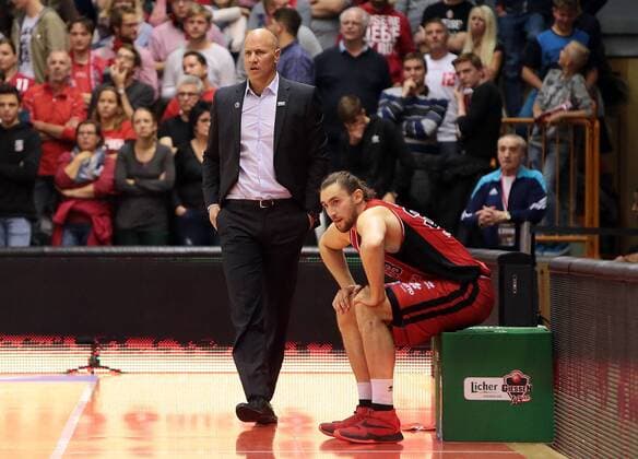 22.10.2016, xovx, Basketball BBL, BBL: Gießen 46ers - medi Bayreuth, emspor v.l. Headcoach Denis Wucherer (Giessen 46ers), Marco Voeller (Giessen 46ers) enttaeuscht, enttaeuscht schauend, dissapointed, Freisteller Giessen